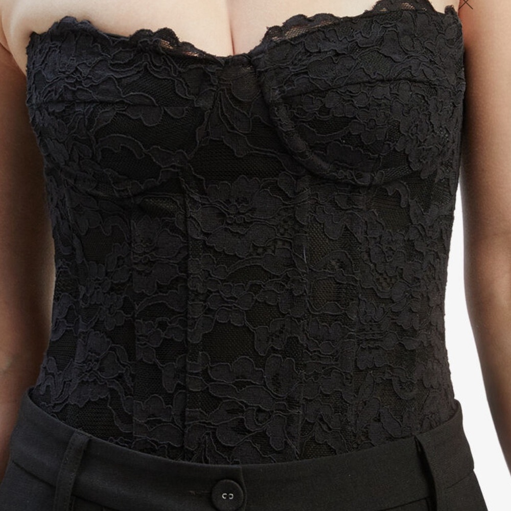 bardot dtrapless lace bodysuit  preowned. Missing the zipper head